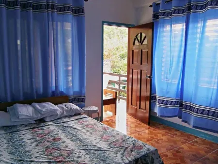 R&E Bed & Breakfast Отели рядом с достопримечательностью «Tukon Church»