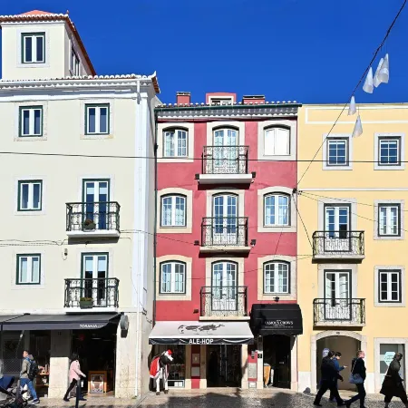 Famous Crows Lisbon Suites