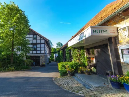 Landhotel der Schwallenhof Отели рядом с достопримечательностью «Bilster Berg Drive Resort»