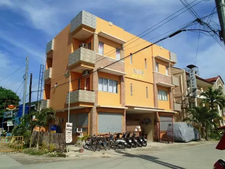 N and F Guesthouse Отели в г. Бантаян