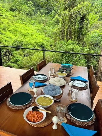 Kurunduketiya Private Rainforest Resort Отели рядом с достопримечательностью «Sivali Central College Playground»