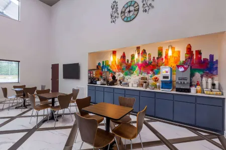 Super 8 by Wyndham Kingwood Houston North Отели в г. Нью Кейни