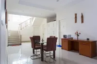 RedDoorz Plus near Siloam Karawaci Hotels in Curug