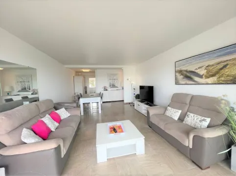 Large 4-person 1st floor apartment on the seafront.  FROM SATURDAY TO SATURDAY