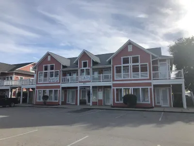Waterfront condo. Walk to restaurants, and a short drive to beach, and Southport