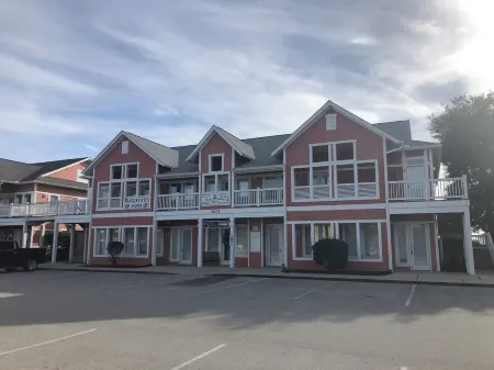 Waterfront condo. Walk to restaurants, and a short drive to beach, and Southport