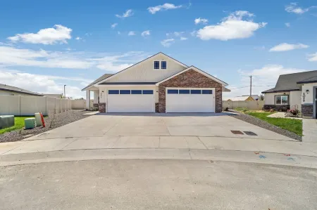 893 Brand new construction 2 level townhome central TF