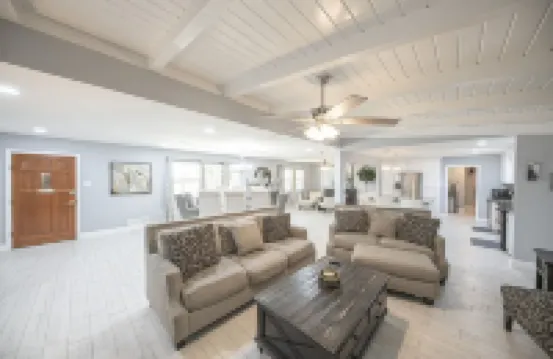 Right At Home-Old Midland Living with massive yard