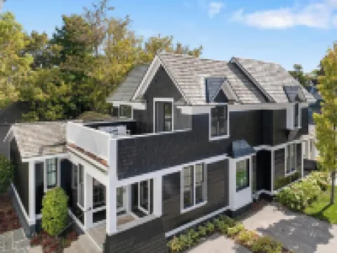 Downtown 2nd Floor Apartment with Dramatic Lake Views. Hotels in Petoskey