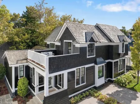 Downtown 2nd Floor Apartment with Dramatic Lake Views. Отели в г. Петоски