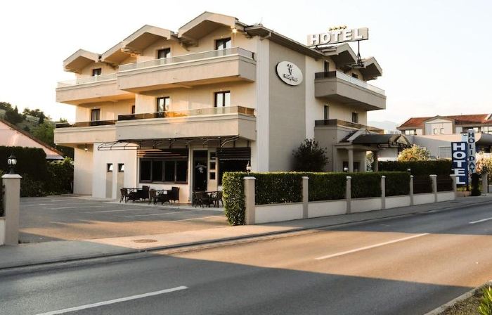 Hotel Holiday