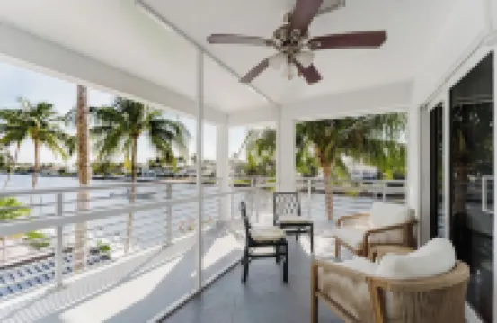 Boca Waterfront Oasis: Bright Corner Unit – Walk to Beach