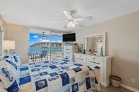 Spacious Balcony and Pool with Stunning Bay Views - Gorgeous Tranquil Haven