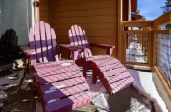 Cozy Living Space and Stunning Mountain Views - Inviting Retreat