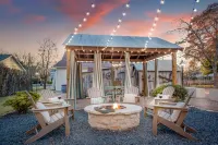 Private Hot Tub and Cozy Gas Fireplace - Charming Romantic Retreat