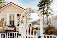Tiny home cottage w/ mountain view, kitchen & firepit - dogs OK Hotels in Green Mountain Falls