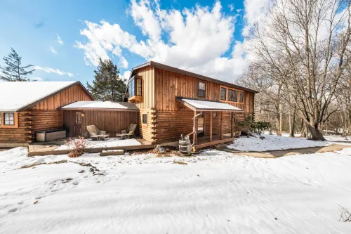 Private Hot Tub and Scenic Mountain Views - Stunning Rustic Elegance Hotels in Warwick