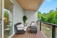 Modern Townhome with Private Decks and Luxurious Amenities - Charming Haven Hotels in Knox County