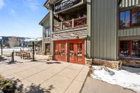Private Rooftop Deck and Breathtaking Views - Stunning Mountain Escape Hotels in Silverthorne