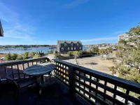Harbor and Lighthouse Views with Observation Deck - Charming Retreat Hotel a Ocracoke