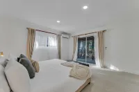 Gourmet Kitchen and Stunning Lake Views - Luxurious Retreat