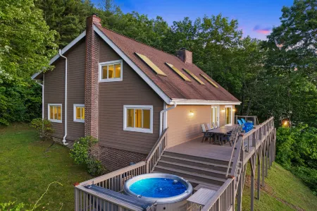 Majestic Mountain Views and Hot Tub - Stunning Post-and-Beam Haven Отели рядом с достопримечательностью «Бируоллоу Маунтин Трейл»