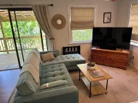 Charming studio in lovely Topping with AC, WiFi that has stunning water views!