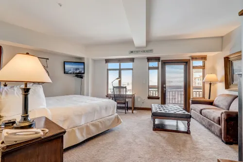 Ski-in/Ski-Out Access with Balcony and Hot Tubs - Inviting Cozy Retreat Hôtels à : Comte de Summit