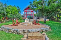 Bucolic Charm and Hot Tub - Sophisticated Modern Retreat Hotels in Hays County