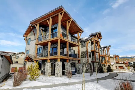 Serene Hot Tub and Scenic Vistas - Captivating Mountain Haven