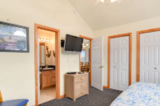 Private Pool and Hot Tub - Beautiful Spacious Retreat