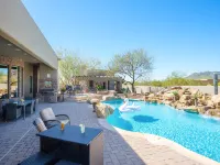 Stunning Mountain Views and Luxurious Pool - Elegant Desert Haven Hotel di Carefree