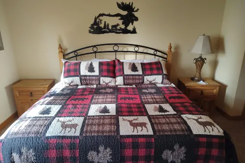 Cabin-like woodland getaway w/pool, tennis, gas fireplace Hotel di Ruth C Township