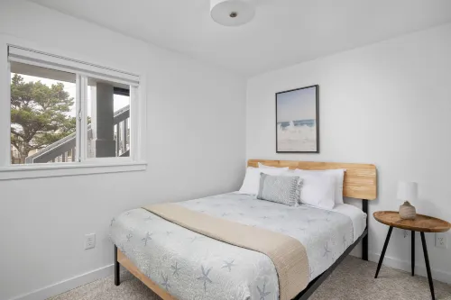 Beachfront Access and Kitchenette Amenities - Charming Coastal Haven Hotel a Rockaway Beach