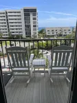 Private Balcony and Convenient Amenities - Coastal Chic 뉴 하노버 카운티 호텔