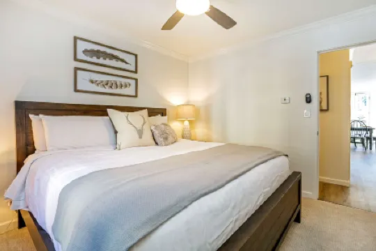 Mountain Views and Modern Decor - Charming Alpine Retreat