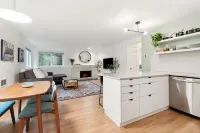 2 bedroom, 1.5 bath Condo w/free Parking, Kitchen, WiFi, W/D & 97% walk score