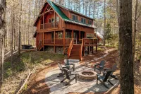 Secluded cabin on Betsie River with hot tub & firepit. Minutes to Crystal Mtn