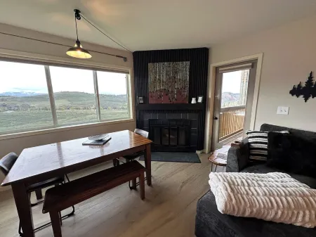 Ski in Ski Out Newley Updated 2 Bed 2 Bath & Pull Out! Walk to Lift!  Reviews! Отели в г. Грэнби