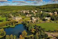 Spacious Backyard Bordering Golf Course - Charming Oasis Hotels in Hamilton