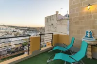 Sunny Maltese Townhouse Madonnina Kalkara - Happy Rentals