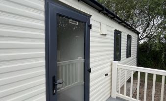 Premium Location - Sleeps 6 - Caravan on the Lakes