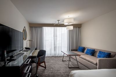 キャピトルビュー付きキングサイズベッドルーム ハイアット リージェンシー インディアナポリス アット ステート キャピトルの写真