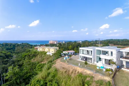 Luxury Hillside Villa with Sea Views Отели рядом с достопримечательностью «National Institute of Information and Communications Technology Okinawa Electromagnetic Wave Technol»