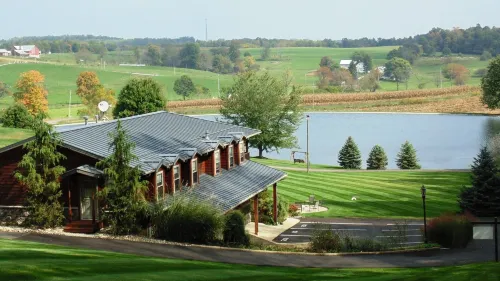 Sojourner's Lodge & Log Cabin Suites Hotel di Paint Township
