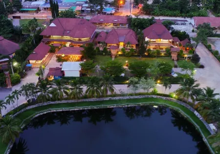 Ruen Sam Ran Resort Отели рядом с достопримечательностью «Wat Huai Sai Thong»