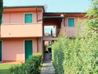 Residence and Quiet Residence with Pool, Near the Lake