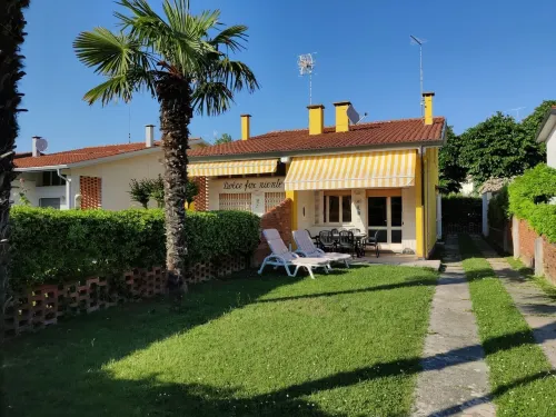 Luminosa villa a Caorle con giardino privato