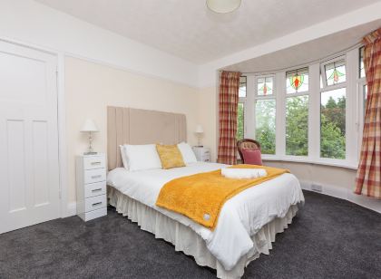 Superior Three Bedroom House with Sea View