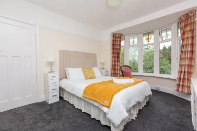 Superior Three Bedroom House with Sea View Hotel di Fforest-fach